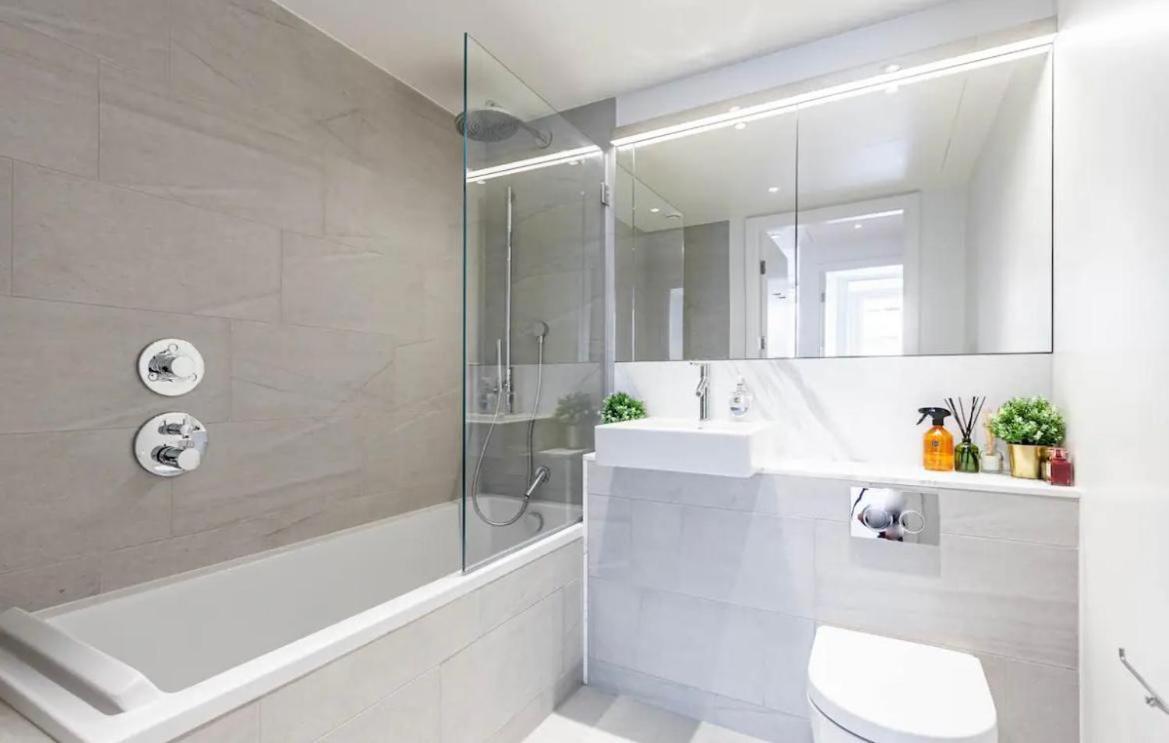 Spacious 2 Bed 2 Bath Battersea Powerstation London